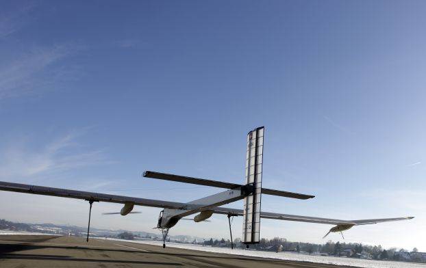 طائرة تعمل بالطاقة الشمسية تهبط في هاواي ورقم قياسي للطيار