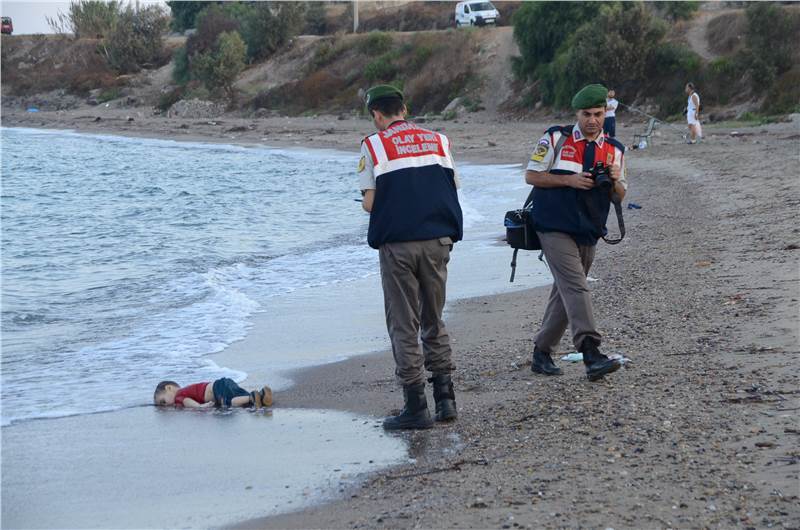 صورة طفل سوري غريق تفجع العالم وتضغط على اوروبا لاستقبال اللاجئين