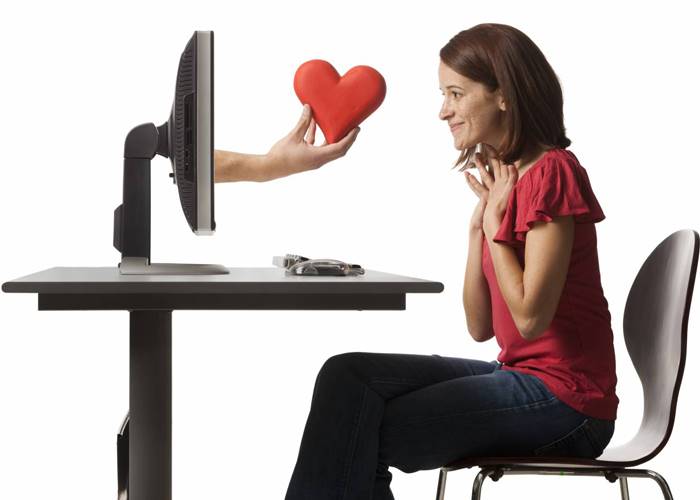 عبارات حب مقولبة.. لكسب ثقة الباحثين عن زوج بالإنترنت 