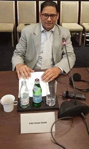 على مدار التاريخ الانساني الممتد مارست الدول الكبري في النظام الدولي سياسات خارجية للتدخل الخارجي في الشئون الداخلية للدول الاخري اما بحثا عن الهيمنة او الثروة ،وكانت تتم عملية التدخل اما عبر استخدام القوة الصلبة او القوة الناعمة في المجال المادي ،وكان يتم ذلك باستخدام القوة العسكرية المباشرة بالغزو او ازاحة النظم الحاكمة او بشن حروب وكاله،بينما كانت تمارس القوة الناعمة في اطار عمل الاجهزة المعنية بالشئون الخارجية او بالشئون الاستخباراتية او بالشئون الاعلامية. على مدار التاريخ الانساني الممتد مارست الدول الكبري في النظام الدولي سياسات خارجية للتدخل الخارجي في الشئون الداخلية للدول الاخري اما بحثا عن الهيمنة او الثروة ،وكانت تتم عملية التدخل اما عبر استخدام القوة الصلبة او القوة الناعمة في المجال المادي ،وكان يتم ذلك باستخدام القوة العسكرية المباشرة بالغزو او ازاحة النظم الحاكمة او بشن حروب وكاله،بينما كانت تمارس القوة الناعمة في اطار عمل الاجهزة المعنية بالشئون الخارجية او بالشئون الاستخباراتية او بالشئون الاعلامية.