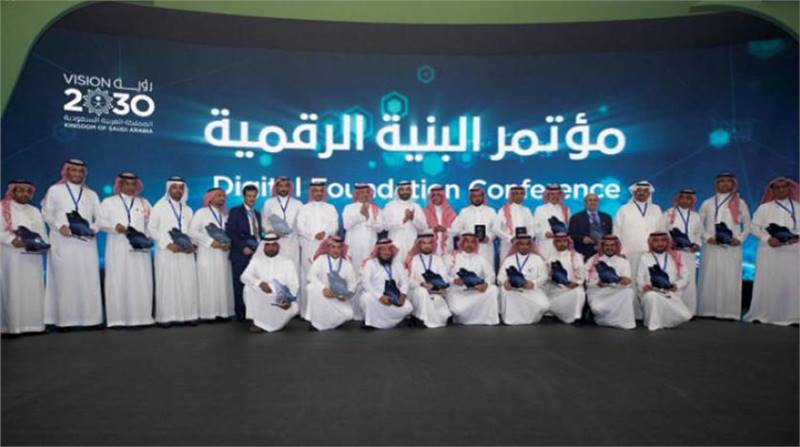 قفزت السعودية 60 مرتبة عالمية في سرعات الإنترنت المتنقلة، وبلغت نسبة الزيادة في سرعة الإنترنت بالاتصالات الثابتة 46 في المائة، و366 في المائة نسبة التحسن في سرعة الإنترنت بالاتصالات المتنقلة عن العام الماضي، ويأتي ذلك في ظل توجه السعودية لتحقيق مبادرة التحول الرقمي ضمن مستهدفات برامج رؤية 2030، والتي تهدف لبنية رقمية قوية لاغتنام الفرص المتاحة في عصر الثورة الصناعية الرابعة وتحقيق الاستدامة الاقتصادية والريادة العالمية وتحسين جودة الحياة.
قفزت السعودية 60 مرتبة عالمية في سرعات الإنترنت المتنقلة، وبلغت نسبة الزيادة في سرعة الإنترنت بالاتصالات الثابتة 46 في المائة، و366 في المائة نسبة التحسن في سرعة الإنترنت بالاتصالات المتنقلة عن العام الماضي، ويأتي ذلك في ظل توجه السعودية لتحقيق مبادرة التحول الرقمي ضمن مستهدفات برامج رؤية 2030، والتي تهدف لبنية رقمية قوية لاغتنام الفرص المتاحة في عصر الثورة الصناعية الرابعة وتحقيق الاستدامة الاقتصادية والريادة العالمية وتحسين جودة الحياة.