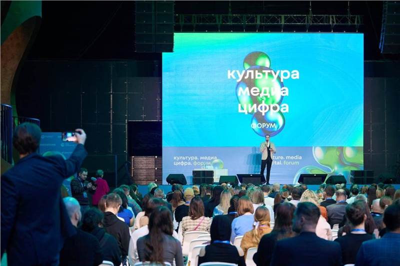 «إحدى الوظائف الرئيسية لوسائل الإعلام الجديدة تتمثّل في القدرة على توحيد الناس وكسر الحواجز الموجودة بين الثقافات» اختتم المنتدى الأول لـ«الثقافة والإعلام والرقمنة» أخيراً أعماله في موسكو، مطلِقاً آليات لتعزيز التواصل مع المؤسسات الثقافية والإبداعية في عشرات البلدان، بهدف تحويل المنتدى -كما قال منظموه- إلى «منصة فريدة لتبادل الخبرات وتطوير أساليب الابتكار والإبداع في عالم متعدد لا تهيمن عليه الثقافة الغربية وحدها بأساليبها القديمة».
«إحدى الوظائف الرئيسية لوسائل الإعلام الجديدة تتمثّل في القدرة على توحيد الناس وكسر الحواجز الموجودة بين الثقافات» اختتم المنتدى الأول لـ«الثقافة والإعلام والرقمنة» أخيراً أعماله في موسكو، مطلِقاً آليات لتعزيز التواصل مع المؤسسات الثقافية والإبداعية في عشرات البلدان، بهدف تحويل المنتدى -كما قال منظموه- إلى «منصة فريدة لتبادل الخبرات وتطوير أساليب الابتكار والإبداع في عالم متعدد لا تهيمن عليه الثقافة الغربية وحدها بأساليبها القديمة».