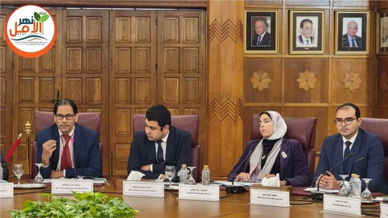 شارك الدكتور عادل عبد الصادق مدير المركز العربي لابحاث الفضاء الالكتروني في الملتقى السنوي الثاني لمراكز الفكر في الدول العربية تحت شعار: "نحو الية عربية لمواجهة التهديدات الناتجة عن استخدام الذكاء الاصطناعي من قبل الجماعات الإرهابية" بمقر الأمانة العامة بالقاهرة يومي 23-24 ديسمبر 2024.
وقدم مداخلة في الجلسة الثانية بعنوان "الذكاء الاصطناعي والظاهرة الإرهابية بين التوظف والمواجهة " ،وتناول فيها، طبيعة التحديات النظرية والفكرية للذكاء الاصطناعي الى جانب التحديات العملية والتطبيقية.
شارك الدكتور عادل عبد الصادق مدير المركز العربي لابحاث الفضاء الالكتروني في الملتقى السنوي الثاني لمراكز الفكر في الدول العربية تحت شعار: "نحو الية عربية لمواجهة التهديدات الناتجة عن استخدام الذكاء الاصطناعي من قبل الجماعات الإرهابية" بمقر الأمانة العامة بالقاهرة يومي 23-24 ديسمبر 2024.
وقدم مداخلة في الجلسة الثانية بعنوان "الذكاء الاصطناعي والظاهرة الإرهابية بين التوظف والمواجهة " ،وتناول فيها، طبيعة التحديات النظرية والفكرية للذكاء الاصطناعي الى جانب التحديات العملية والتطبيقية.