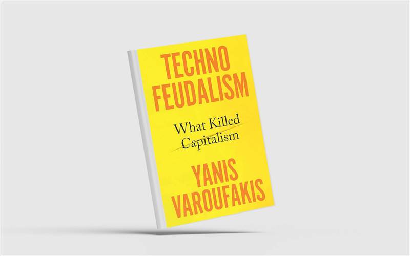 أسئلة الصغار غالباً ما تكون شديدة الخطورة والأهمية رغم بساطتها الخادعة. الصغار لا يناورون ولا يعرفون أفانين المراوغة. يسألون عن كلّ شيء وأي شيء. قد لا نعير الكثير من الأهمية لأسئلتهم، وقد نحاول الاحتيال عليها والتملّص منها؛ لكننا أحياناً قليلة قد نجتهدُ في تقديم إجابات مناسبة لها. ليس هذا بالأمر اليسير أبداً؛ لكنّ يانيس فاروفاكيس (Yanis Varoufakis)، وزير المالية اليوناني الأسبق وأستاذ الاقتصاد بجامعة أثينا، هو أحد القلّة الذين لم يشاؤوا التفلّت من سؤال ابنته الصغيرة: (لماذا يا أبي يوجد هذا القدر من اللامساواة في العالم؟). اجتهد الرجل بقدر ما استطاع، أسئلة الصغار غالباً ما تكون شديدة الخطورة والأهمية رغم بساطتها الخادعة. الصغار لا يناورون ولا يعرفون أفانين المراوغة. يسألون عن كلّ شيء وأي شيء. قد لا نعير الكثير من الأهمية لأسئلتهم، وقد نحاول الاحتيال عليها والتملّص منها؛ لكننا أحياناً قليلة قد نجتهدُ في تقديم إجابات مناسبة لها. ليس هذا بالأمر اليسير أبداً؛ لكنّ يانيس فاروفاكيس (Yanis Varoufakis)، وزير المالية اليوناني الأسبق وأستاذ الاقتصاد بجامعة أثينا، هو أحد القلّة الذين لم يشاؤوا التفلّت من سؤال ابنته الصغيرة: (لماذا يا أبي يوجد هذا القدر من اللامساواة في العالم؟). اجتهد الرجل بقدر ما استطاع،